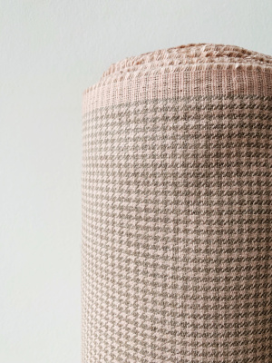 5807. Ткань умягчённый лён "гусиная лапка розово-бежевая" костюмный | Ellie Fabrics